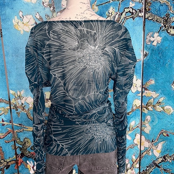 Guess sz L, green floral blouse with Ruching on the sides and the sleeves. - Picture 3 of 10